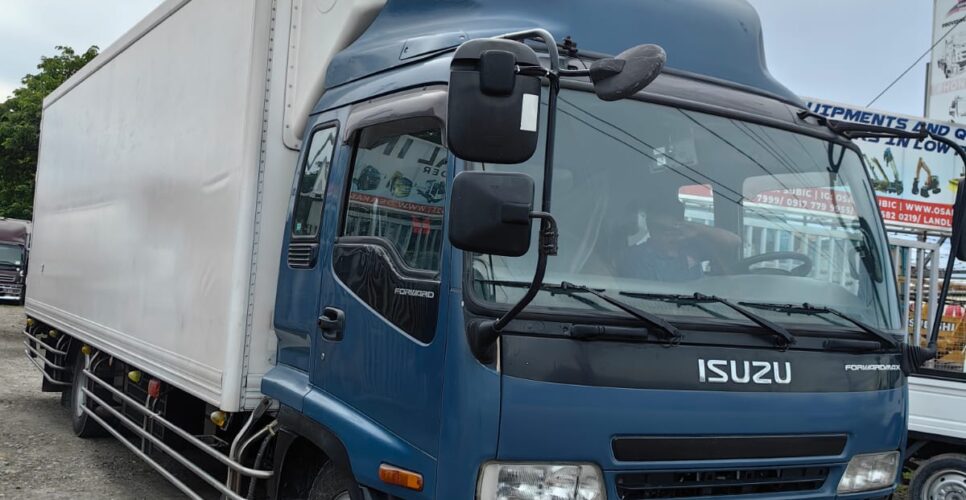 Isuzu Forward Freezer Truck 6hk1 , 6 wheels , 8 studs Airbag can convert to Molye